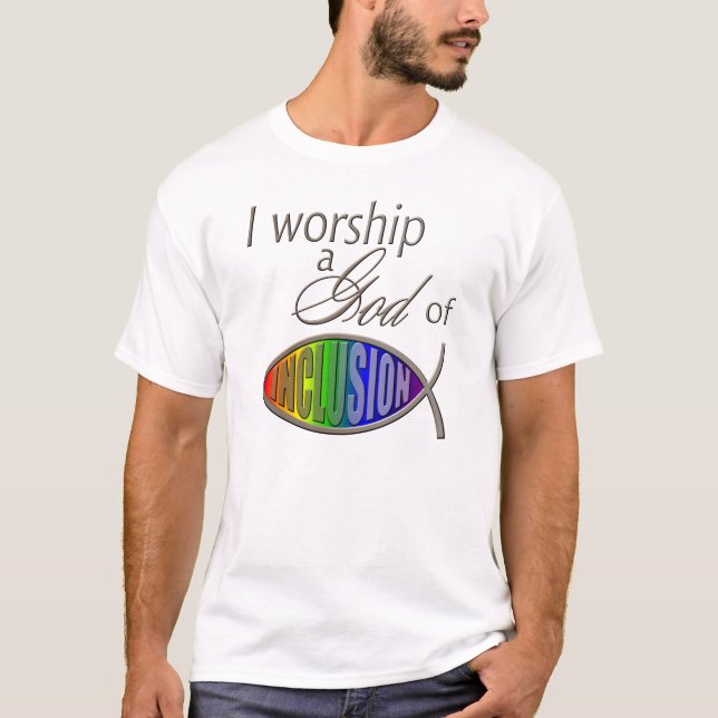 Camiseta O T dos homens: Eu adoro um deus da inclusão (Frente)