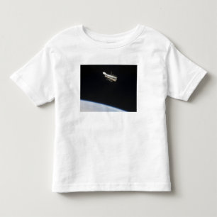 Camiseta O telescópio espacial de Hubble na órbita acima