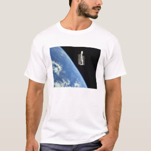 Camiseta O telescópio espacial Hubble com uma terra azul