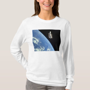 Camiseta O telescópio espacial Hubble com uma terra azul