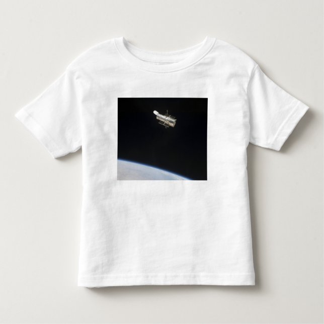 Camiseta O Telescópio Espacial Hubble em órbita acima da Te (Frente)