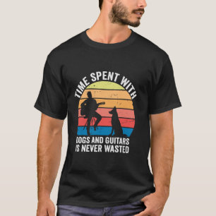 Camiseta O tempo gasto com cães e guitarras nunca é desperd