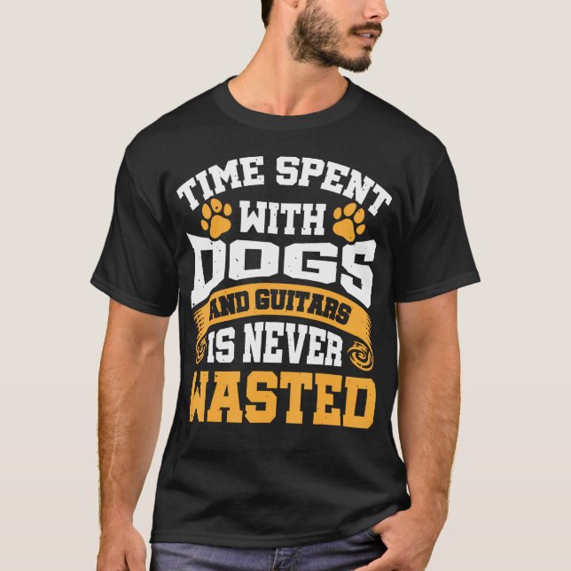Camiseta O Tempo Passado Com Cães e Guitarras Nunca é Perdi (Frente)