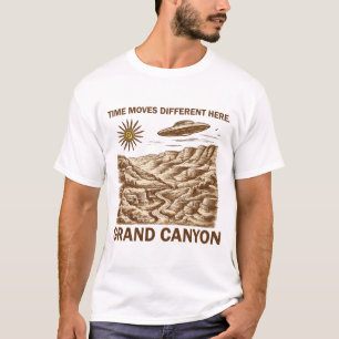 Camiseta O Tempo se Move Diferente Aqui – Deserto de Ficção