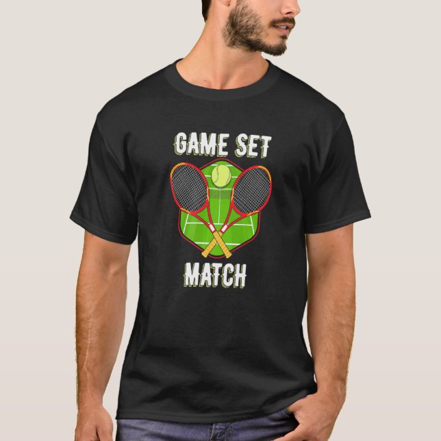 Camiseta O Tênis de Correspondência do Conjunto de Jogo (Frente)