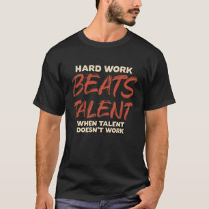 Camiseta O trabalho do duro supera o talento quando o talen