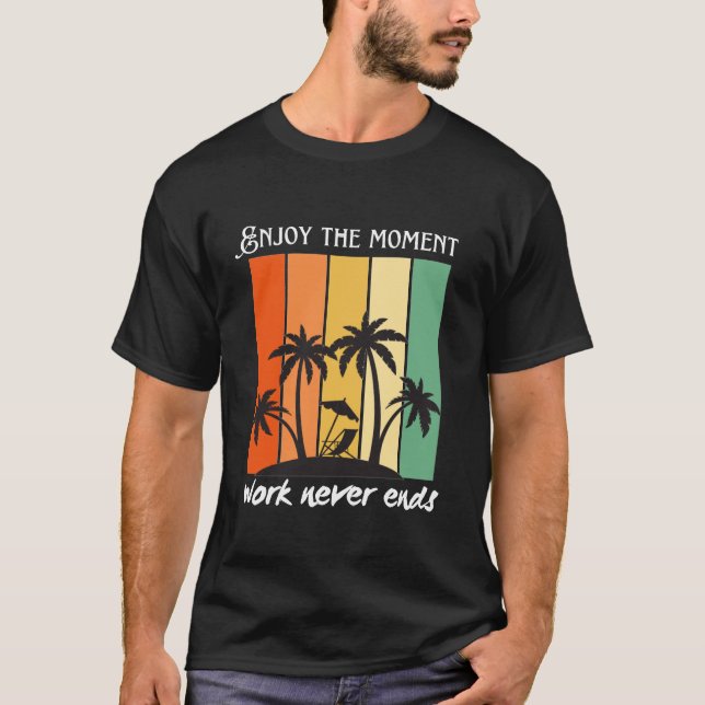 Camiseta O Trabalho Nunca Acaba (Frente)