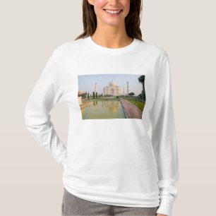 Camiseta O tranquilo e pacífico Taj Mahal ao nascer do sol,