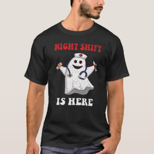 Camiseta O turno da noite está aqui Enfermeira e Medicina d