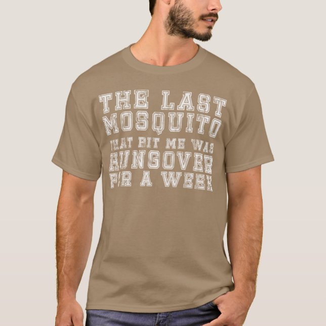 Camiseta O Último Mosquito que Me Mordeu Estava de Ressaca (Frente)