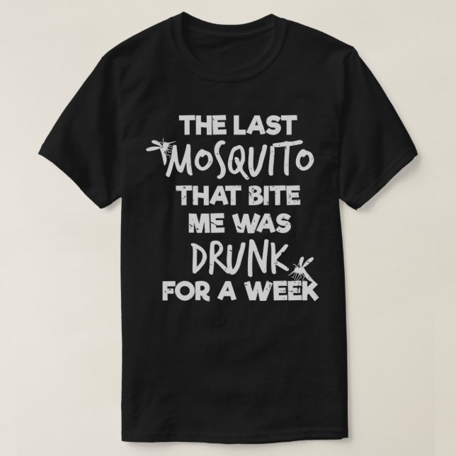Camiseta O Último Mosquito Que Me Mordeu Foi Bebado Por Uma (Frente do Design)