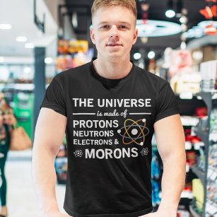 Camiseta O Universo É Feito De Prótons Neutrons Morons