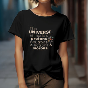 Camiseta O Universo Prótons, Nêutrons, Elétrons e Tolos