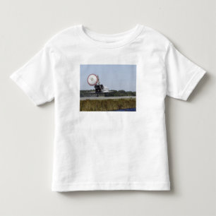 Camiseta O vaivém espacial Atlantis unfurls sua rampa de