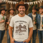 Camiseta O Xerife Noivo Festa de Solteiro Divertida de Caub<br><div class="desc">Surpreenda o noivo na sua festa de solteiro com esta camiseta. Ela apresenta um design fofo de xilogravura vintage com uma bota de caubói, chapéu e distintivo de xerife com a inscrição "Tropa da Festa". O texto diz: O Xerife Noivo com o nome dele embaixo. Na parte inferior está a...</div>