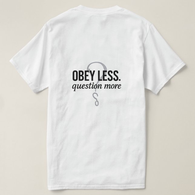 Camiseta Obedeça Menos. Pergunta Mais - Design de citação r (Verso do Design)