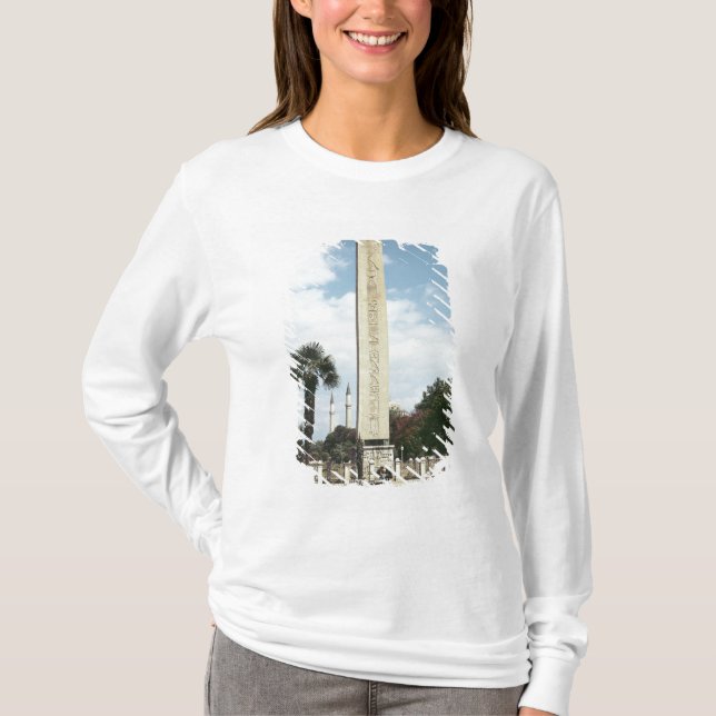 Camiseta Obelisk de Theodosius mim, com uma base romana (Frente)
