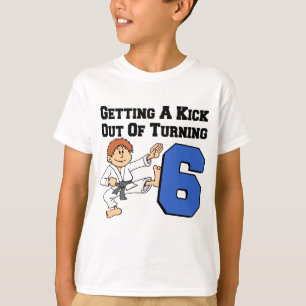 Camiseta Obtendo um pontapé fora do tema do karaté 6