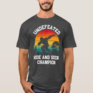 Camiseta Ocultar e Procurar Campeão Invencível - Pé Grande