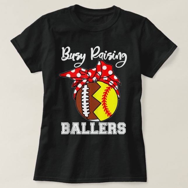 Camiseta Ocupado Raising Ballers Mãe Engraçado Futebol Soft (Frente do Design)