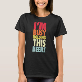 Camiseta Ocupado Segurando Esta Cerveja Sarcástica Dizendo