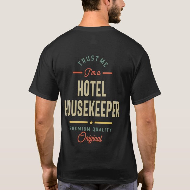 Camiseta Oferta de Título de Empregado do Hotel Housekeeper (Verso)