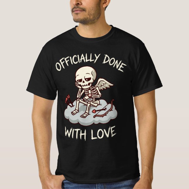 Camiseta Officially Done With Love Skeleton Cupid Design (Frente)