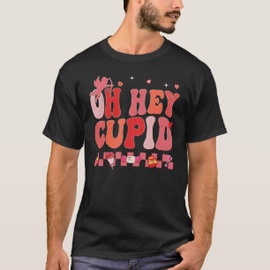 Camiseta Oh Hey Cupid Retro Groovy Dia dos Namorados Casal 