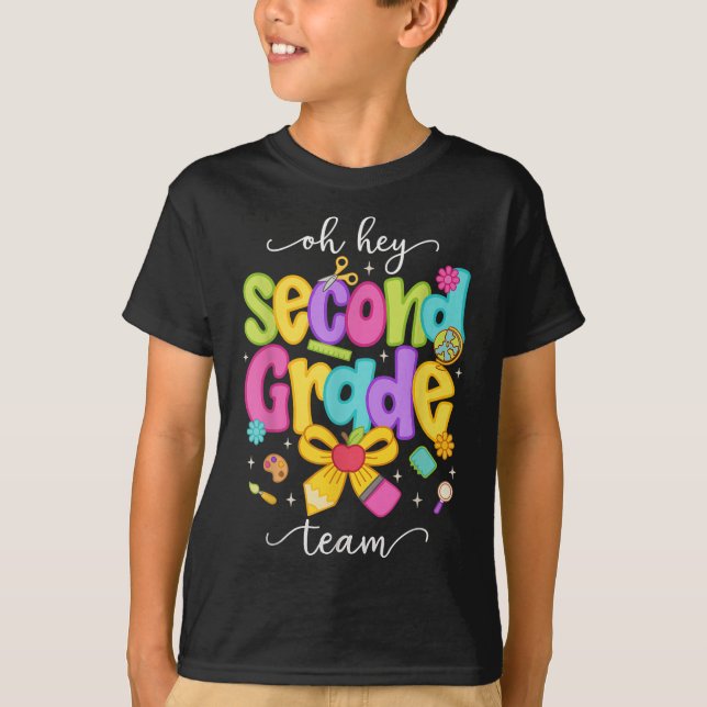 Camiseta Oh Hey Second Grade Coquette Bow Happy Back To Sch (Frente)