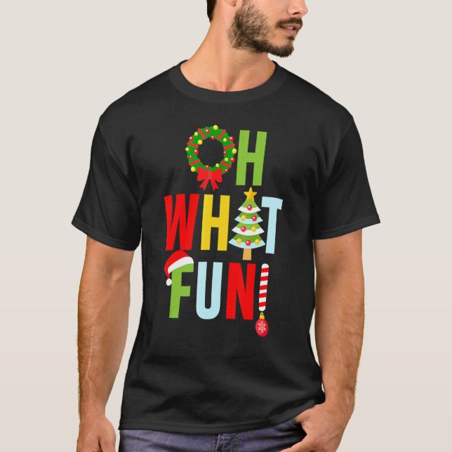 Camiseta Oh What Fun Christmas  With Wreath And Tree (Frente)