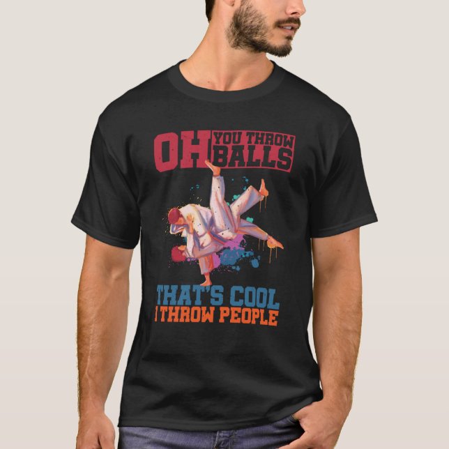 Camiseta Oh You Throw Balls That's Cool I Throw People (Frente)