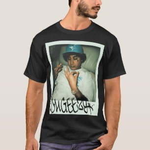 Camiseta OHGEESY OHGEESY OHGEESY rapaz posando