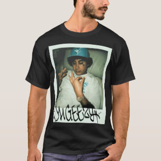 Camiseta OHGEESY OHGEESY OHGEESY rapaz posando