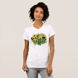 Camiseta Ok, mas Café Primeiro no Fundo Verde da Aquarela