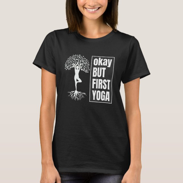 Camiseta okay but first yoga  Quotes (Frente)