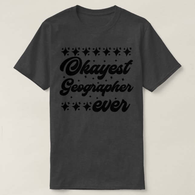 Camiseta Okayest Geographer Ever 1 (Frente do Design)