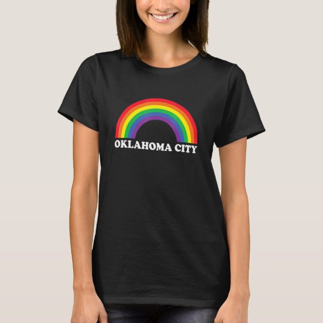 Camiseta Oklahoma City Rainbow LGBTQ Gay Pride Lesbians Que (Frente)