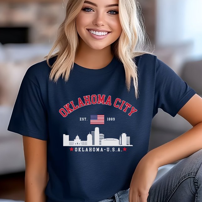 Camiseta Oklahoma City Skyline with American Flag  (Criador carregado)