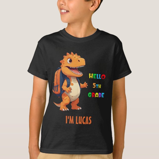 Camiseta Olá Dinossauro do ano de 5 com nome de volta à esc (Frente)