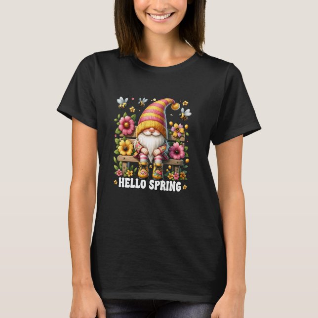 Camiseta Olá Gnomo da Primavera Com Flores Fofas Para Ser V (Frente)