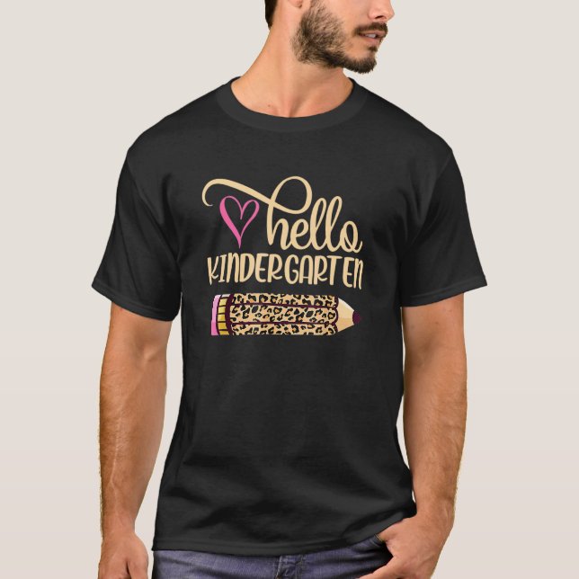 Camiseta Olá Jardim de Infância Lápis de Leopardo Volta às  (Frente)