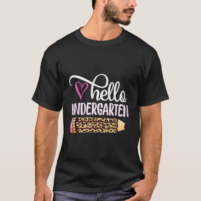 Camiseta Olá Jardim Infantil Leopard Pencil De Volta À Esco (Frente)