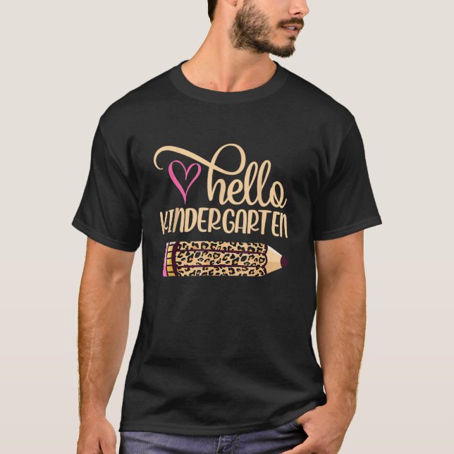 Camiseta Olá Jardim Infantil Leopard Pencil De Volta À Esco (Frente)