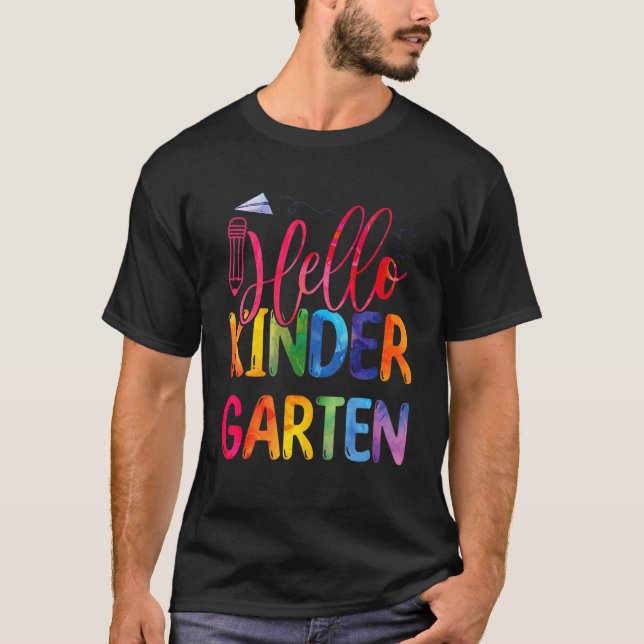 Camiseta Olá, Kindergarten Team Kinder De Volta À Hora Da E (Frente)