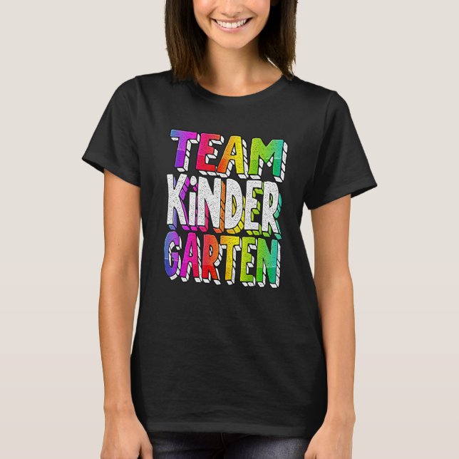Camiseta Olá, Kindergarten Team Kinder De Volta À Hora Da E (Frente)