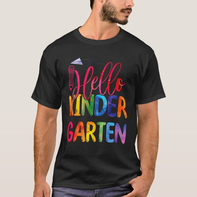 Camiseta Olá, Kindergarten Team Kinder De Volta À Hora Da E (Frente)