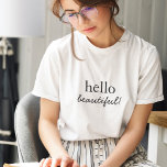 Camiseta Olá linda | Script Na moda minimalista moderno<br><div class="desc">"Olá linda",  citou design de arte personalizada na tipografia contemporânea com detalhes manuscritos em um estilo moderno minimalista.</div>