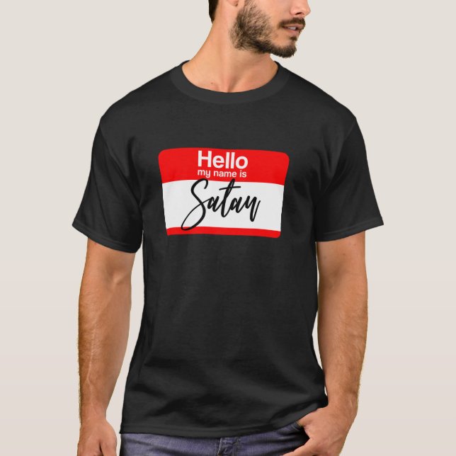 Camiseta Olá Meu nome é Satan Sticker Memer Humor T Shirt (Frente)