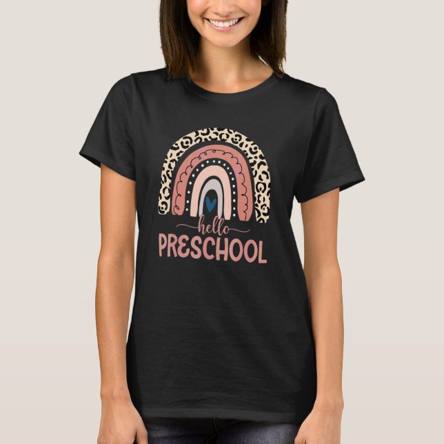 Camiseta Olá Professora Pré-Escolar Leopardo Arco-Íris Cost (Frente)