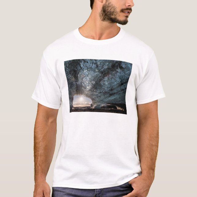 Camiseta Olhando para fora de uma caverna de gelo, Islândia (Frente)